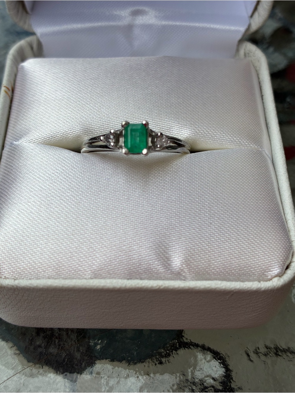 10k white gold diamond emerald Ring